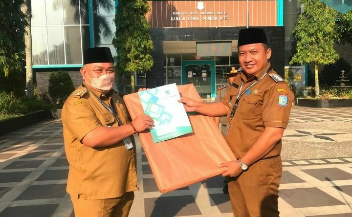 Camat Pondok Aren Menyerahkan Penghargaan "Reward Kedisiplinan Apel ...