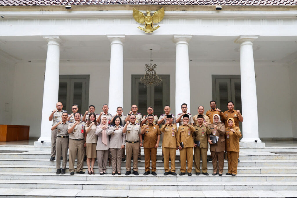 Sumber Gambar : Biro Adpimpro Banten. Gubernur Banten, Andra Soni saat menerima jajaran BPN Provinsi Banten dan BPN kabupaten/kota se-Provinsi Banten di Gedung Negara, Kota Serang, Senin (10/3/2025).